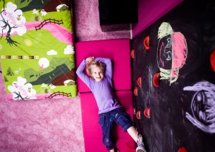 (CLICK ON TITLE FOR MORE IMAGES)
Emmas pink bedroom for Fixa Rummet/SVT